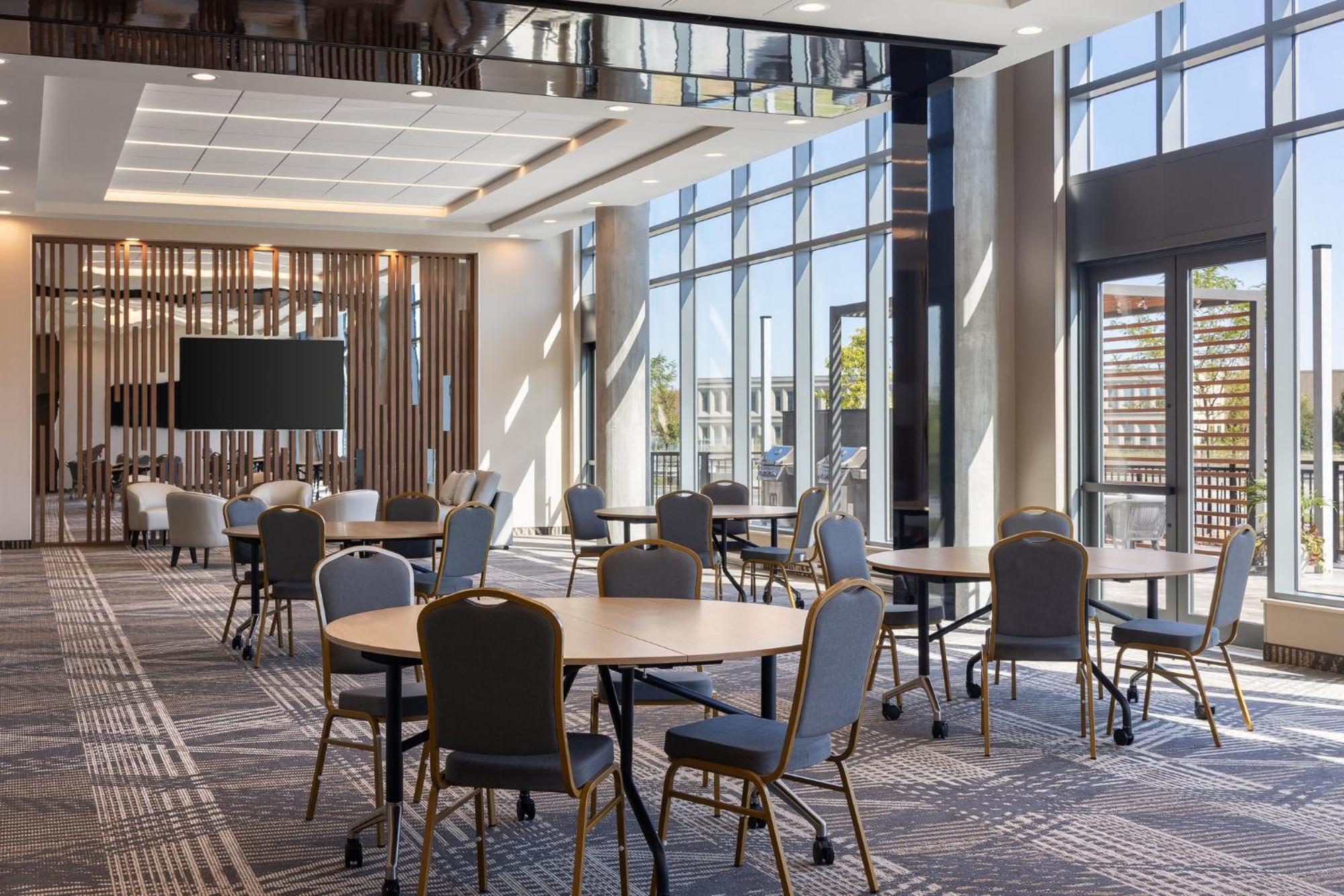 Staybridge Suites Montreal Airport - St-Laurent By Ihg